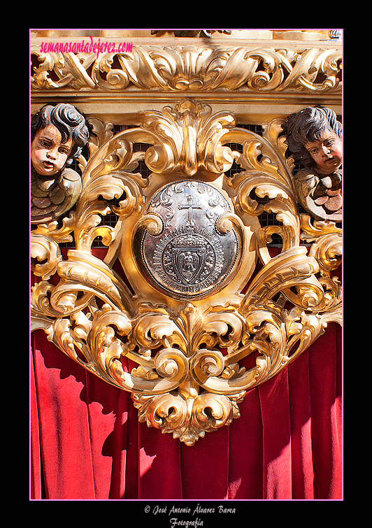 Medallón del frontal del respiradero del Paso de Misterio de Nuestro Padre y Señor de las Penas