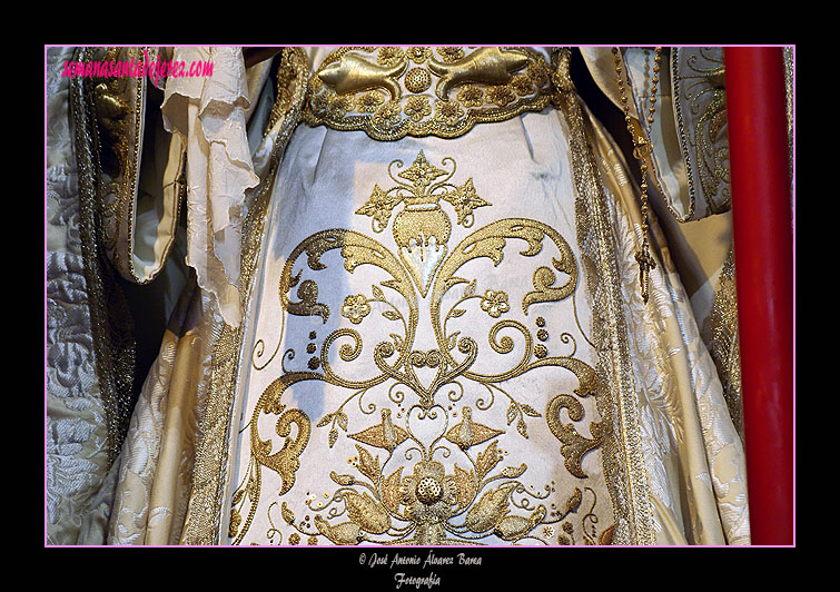 Detalle de los bordados de la saya de María Santísima del Desconsuelo