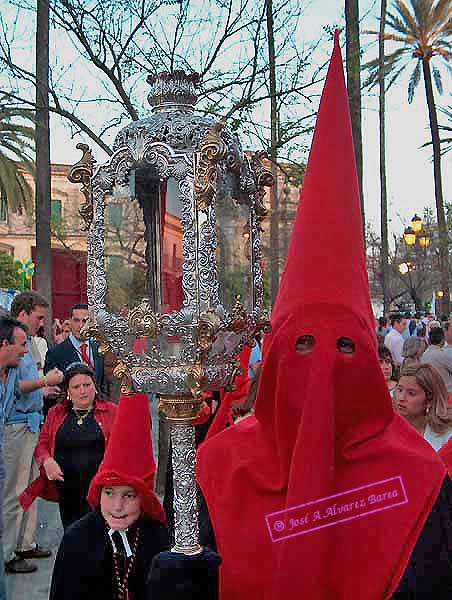 Farol que acompaña a la Cruz de Guía de la Hermandad del Desconsuelo 