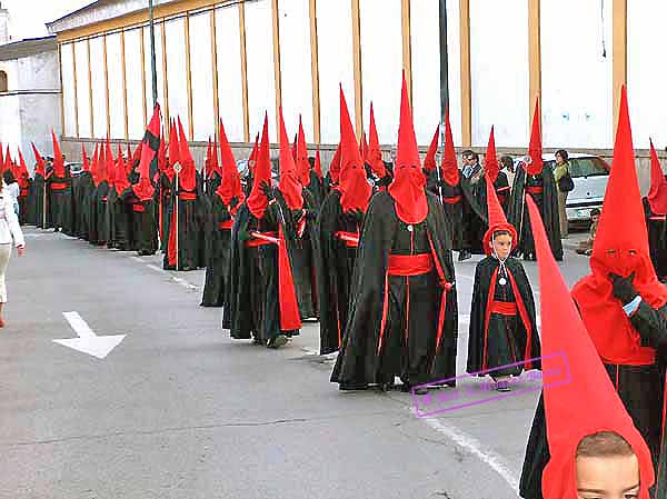 Cortejo de nazarenos de la Hermandad del Desconsuelo 