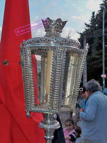 Farol que acompaña al Simpecado de la Hermandad del Desconsuelo 