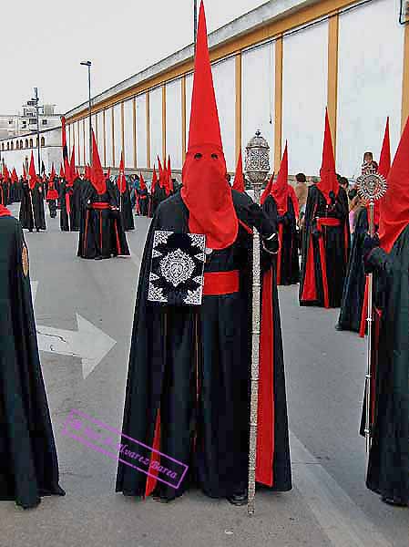 Nazareno que porta el Libro de Reglas de la Hermandad del Desconsuelo 