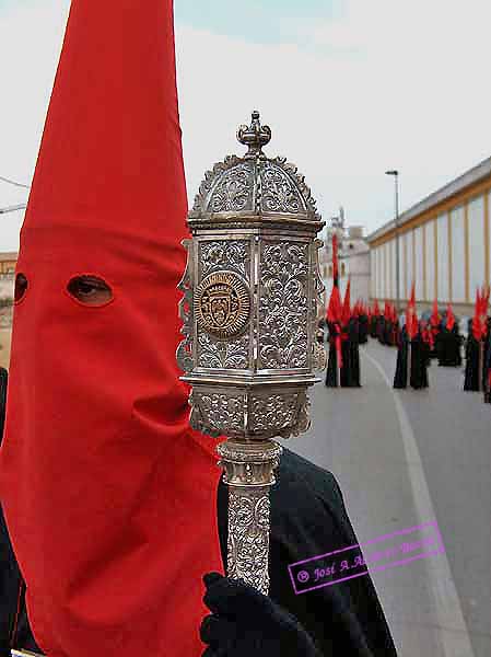 Pértiga del nazareno que porta el Libro de Reglas de la Hermandad del Desconsuelo 