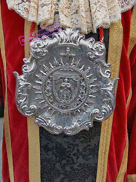 Medallón del Pertiguero del paso de palio de la Hermandad del Desconsuelo 