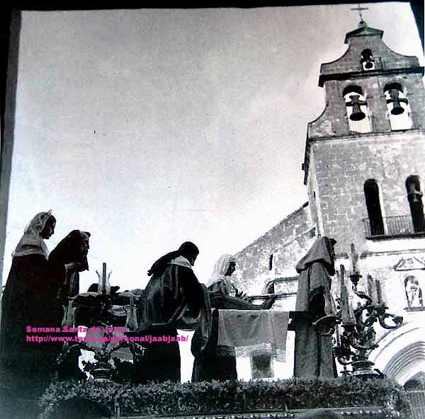 El paso de Misterio de la Hermandad de Santa Marta; al fondo la torre espadaña de la Iglesia de San Lucas (Foto: Eduardo Pereiras)