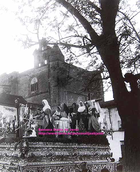 La Hermandad de Santa Marta en los años 70 cuando procesionaba el Sábado Santo (Foto: Diego Romero)