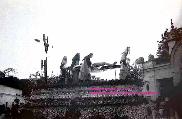 Año 1966. Hermandad de la Caridad delante de la entrada a los Jardines de la Bodega Domecq (Foto. Fernando García Sauci)