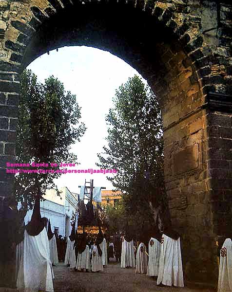 Año 1966. Primera salida procesional del Misterio de Santa Marta. El Sabado Santo de 1966 sale el paso del Santísimo Cristo de la Caridad en su traslado al Sepulcro - aún no estaba completo el grupo, faltaban la Stma.Virgen de Penas y Lágrimas y San Juan. En aquel entonces entraba por el Arco del Arroyo, camino de la Colegial