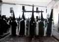 Año 1960. Cruz de Guía de la Hermandad de Santa Marta inicia su primera salida procesional (Foto: Diego Romero)