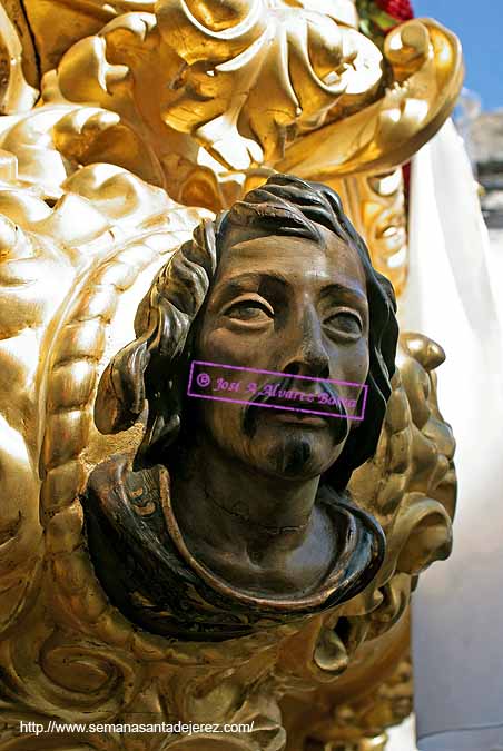 Evangelista en la esquina frontal derecha de la canastilla del Paso de Misterio del Traslado al Sepulcro de Nuestro Señor Jesucristo