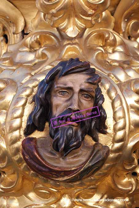 Evangelista en la esquina frontal izquierda de la canastilla del Paso de Misterio del Traslado al Sepulcro de Nuestro Señor Jesucristo