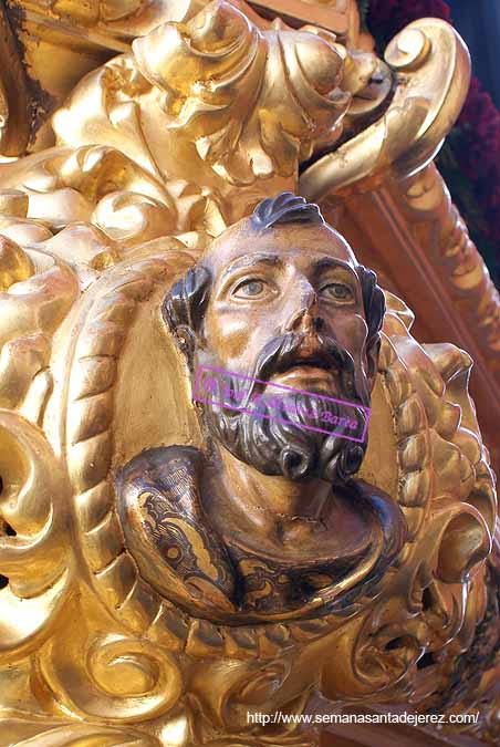 Evangelista en la esquina trasera izquierda de la canastilla del Paso de Misterio del Traslado al Sepulcro de Nuestro Señor Jesucristo