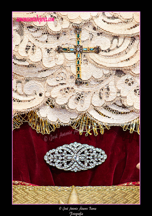 Cruz pectoral y broche de Madre de Dios del Patrocinio