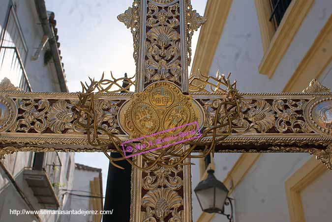 Cruceta con corona de espinas dorada de la Cruz de Guía de la Hermandad de Santa Marta