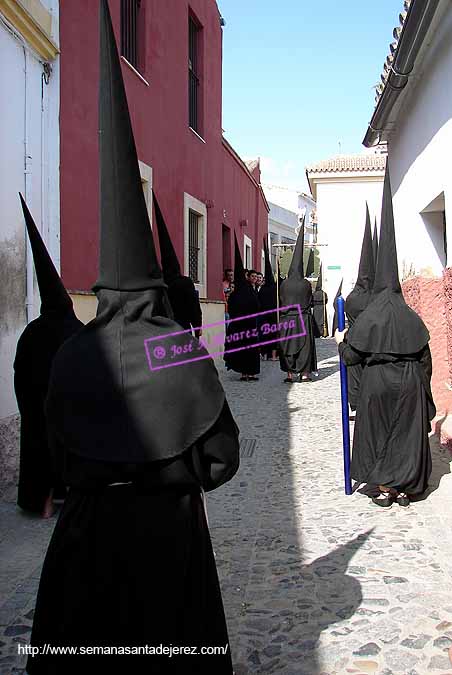 Nazareno del cortejo del Paso de Misterio de la Hermandad de Santa Marta 