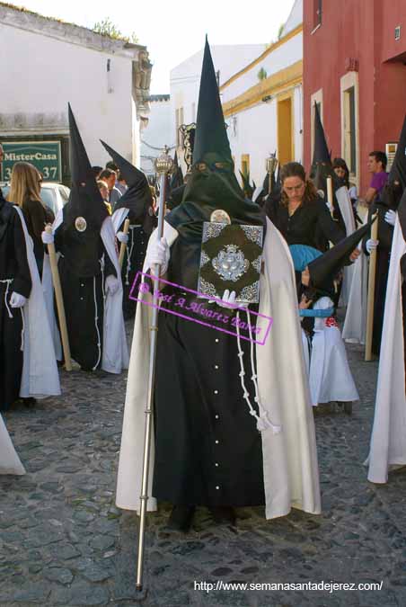 Nazareno que porta el Libro de Reglas de la Hermandad de Santa Marta