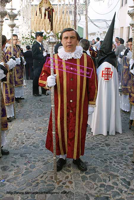 Pertiguero del Cuerpo de Acólitos del paso de palio de la Hermandad de Santa Marta