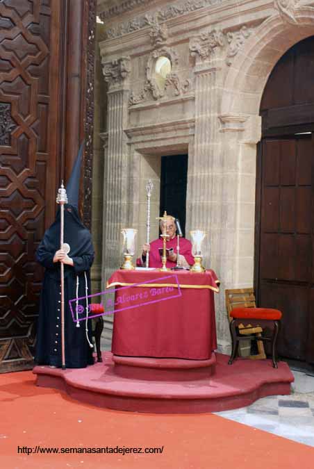 Nazareno de la Hermandad de Santa Marta en la presidencia de la Catedral