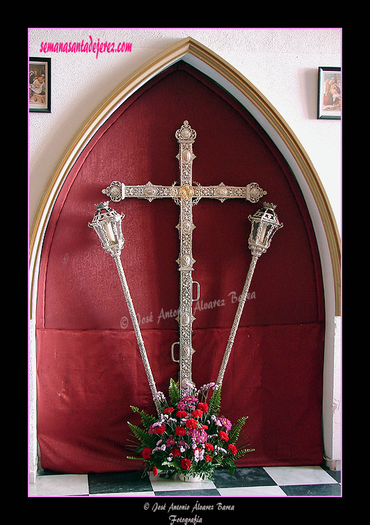 Cruz de guía y faroles (Casa-Hermandad de Santa Marta)