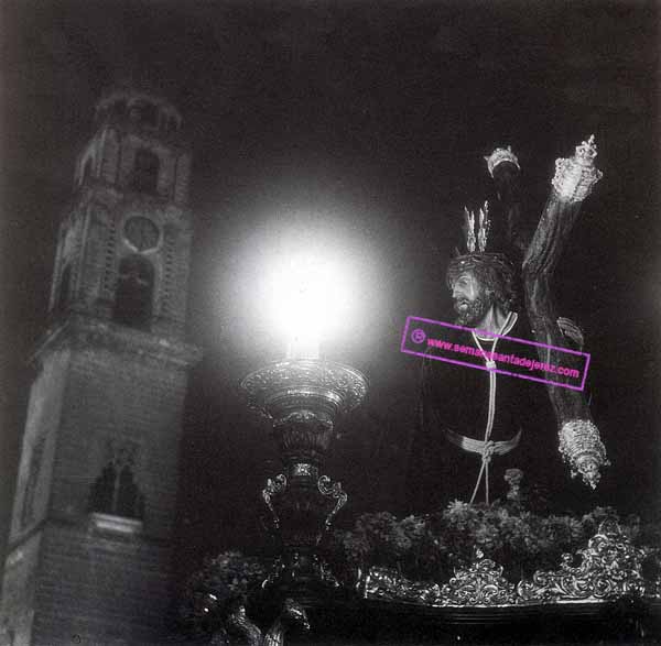 El Nazareno de las Tres Caídas ante la torre de la Colegiata en los años 60