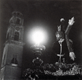 El Nazareno de las Tres Caídas ante la torre de la Colegiata en los años 60 (Foto: Eduardo Pereiras)