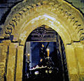 Foto curiosa. El Nazareno de las Tres Caídas tras el umbral de la puerta del Evangelio de la Iglesia de San Lucas, por donde nunca ha podido salir