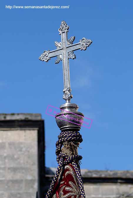 Cruz que remata el asta del Banderín de San Lucas de la Hermandad de las Tres Caídas