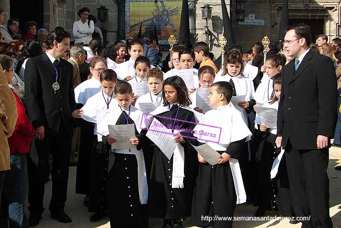 Escolanía cantando el Miserere de Eslava en latín delante del paso del Señor de la Hermandad de las Tres Caídas