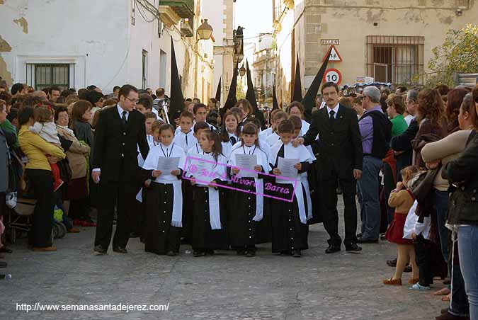 Escolanía cantando el Miserere de Eslava en latín delante del paso del Señor de la Hermandad de las Tres Caídas