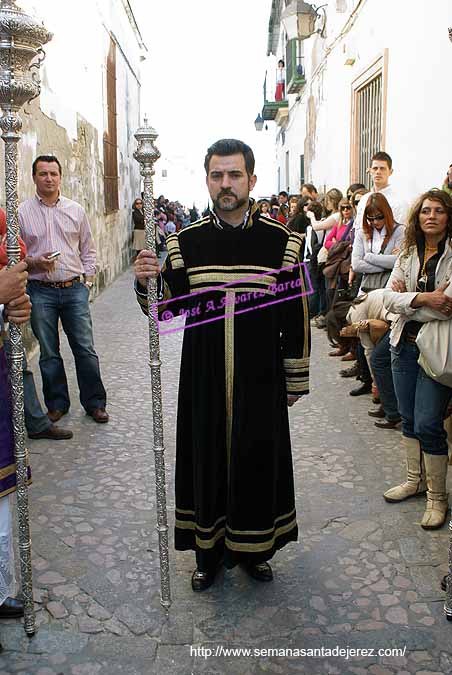 Pertiguero del Cuerpo de Acólitos del Paso de Misterio de la Hermandad de las Tres Caídas