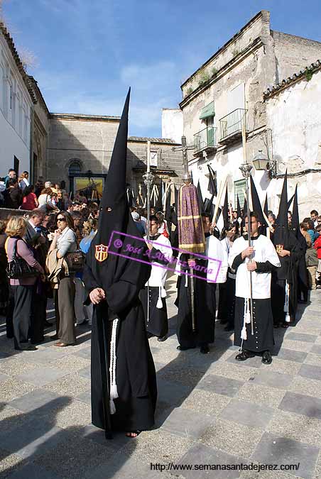 Diputado que abre el cortejo del Paso de Palio de la Hermandad de las Tres Caídas