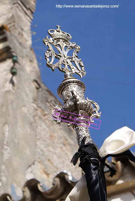 Remate del asta de la Bandera de la Virgen de la Hermandad de las Tres Caídas