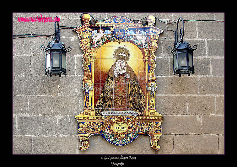 Retablo cerámico de María Santísima de los Dolores