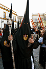 Nazareno portando el Libro de Reglas de la Hermandad de las Tres Caídas