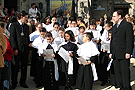 Escolanía cantando el Miserere de Eslava en latín delante del paso del Señor de la Hermandad de las Tres Caídas