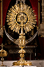 Custodia procesional - Anónimo de escuela andaluza de 1740. Oro y plata en su color y sobredorada. Labrada, cincelada y repujada. Dimensiones: 78 x 39 x 26,5 cms (Iglesia de San Lucas)