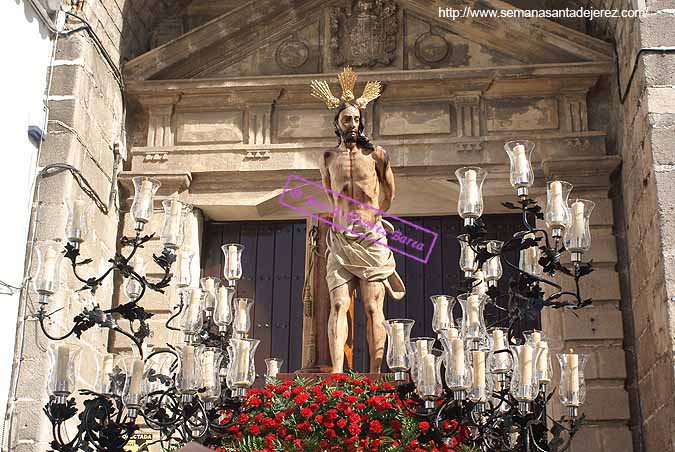 18 de Octubre de 2009. Traslado del Señor de la Sagrada Flagelación a la Catedral para los Cultos del 250º Aniversario de la Imagen. Va sobre el paso del Cristo de la Expiracion (Foto: Jose A.Alvarez Barea)