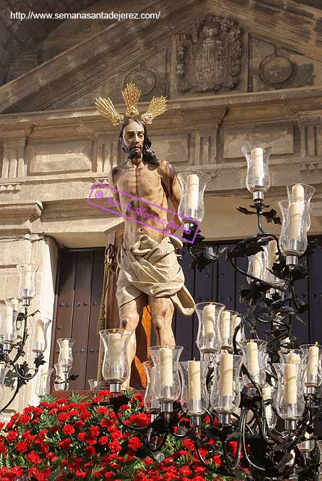 18 de Octubre de 2009. Traslado del Señor de la Sagrada Flagelación a la Catedral para los Cultos del 250º Aniversario de la Imagen. Va sobre el paso del Cristo de la Expiracion (Foto: Jose A.Alvarez Barea)