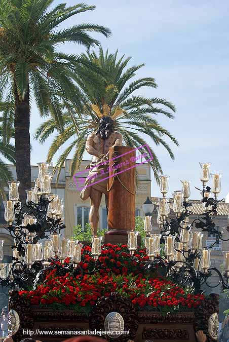 18 de Octubre de 2009. Traslado del Señor de la Sagrada Flagelación a la Catedral para los Cultos del 250º Aniversario de la Imagen. Va sobre el paso del Cristo de la Expiracion (Foto: Jose A.Alvarez Barea)