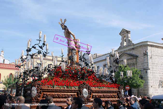 18 de Octubre de 2009. Traslado del Señor de la Sagrada Flagelación a la Catedral para los Cultos del 250º Aniversario de la Imagen. Va sobre el paso del Cristo de la Expiracion (Foto: Jose A.Alvarez Barea)