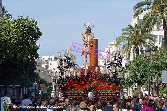 18 de Octubre de 2009. Traslado del Señor de la Sagrada Flagelación a la Catedral para los Cultos del 250º Aniversario de la Imagen. Va sobre el paso del Cristo de la Expiracion (Foto: Jose A.Alvarez Barea)