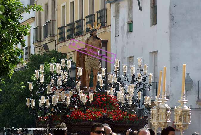 18 de Octubre de 2009. Traslado del Señor de la Sagrada Flagelación a la Catedral para los Cultos del 250º Aniversario de la Imagen. Va sobre el paso del Cristo de la Expiracion (Foto: Jose A.Alvarez Barea)