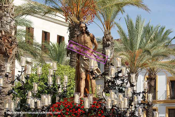 18 de Octubre de 2009. Traslado del Señor de la Sagrada Flagelación a la Catedral para los Cultos del 250º Aniversario de la Imagen. Va sobre el paso del Cristo de la Expiracion (Foto: Jose A.Alvarez Barea)