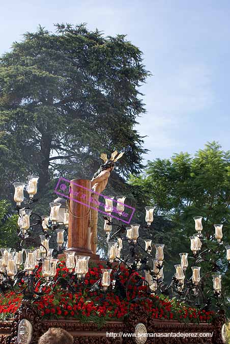 18 de Octubre de 2009. Traslado del Señor de la Sagrada Flagelación a la Catedral para los Cultos del 250º Aniversario de la Imagen. Va sobre el paso del Cristo de la Expiracion (Foto: Jose A.Alvarez Barea)