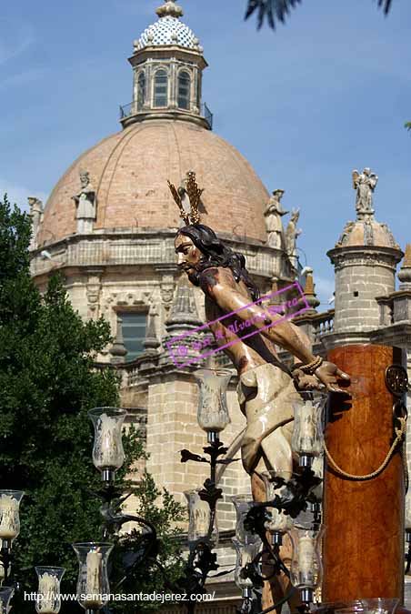 18 de Octubre de 2009. Traslado del Señor de la Sagrada Flagelación a la Catedral para los Cultos del 250º Aniversario de la Imagen. Va sobre el paso del Cristo de la Expiracion (Foto: Jose A.Alvarez Barea)