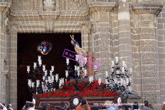 18 de Octubre de 2009. Traslado del Señor de la Sagrada Flagelación a la Catedral para los Cultos del 250º Aniversario de la Imagen. Va sobre el paso del Cristo de la Expiracion (Foto: Jose A.Alvarez Barea)