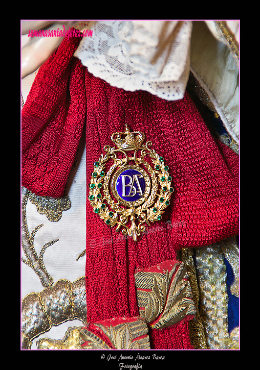 Broche en el fajín de Nuestra Señora de la Amargura