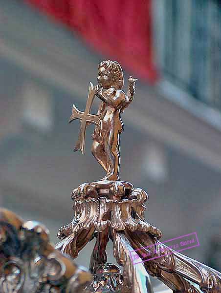 Angelito de orfebreria del farol que acompaña a la Cruz de Guía de la Hermandad de la Amargura 