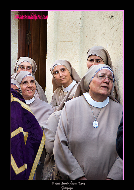 Monjas contemplando el Paso de Misterio de la Hermandad de la Amargura