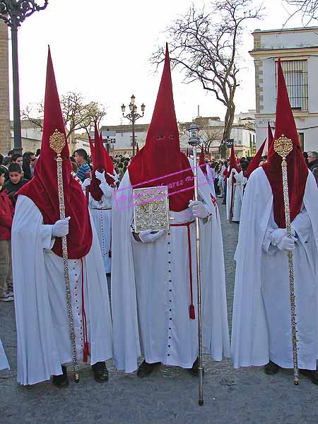 Nazareno que porta el Libro de Reglas de la Hermandad del Prendimiento